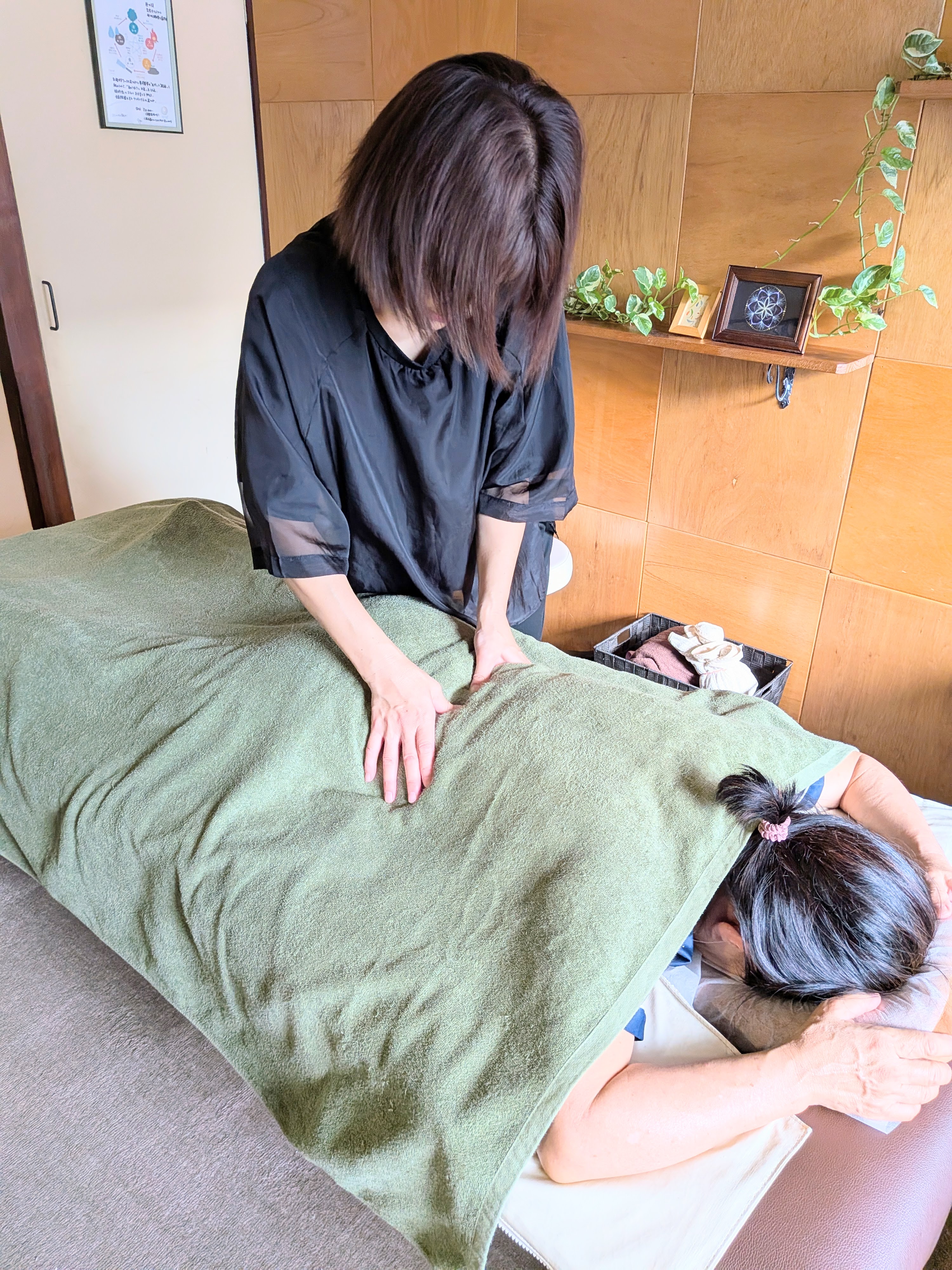 御耳亭で背中を手でもみほぐす施術風景